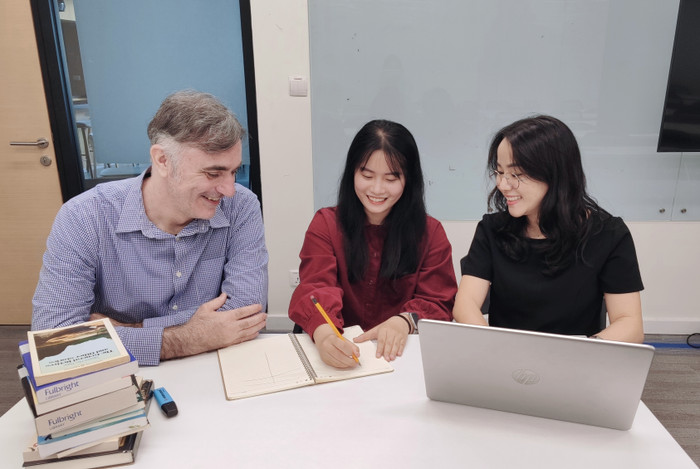 Đan Tâm tham gia nghiên cứu cùng 2 chuyên gia tại Trường Đại học Fullbright (Ảnh: NVCC). 3. Đan Tâm cùng 2 advisors ở Fulbright.jpg