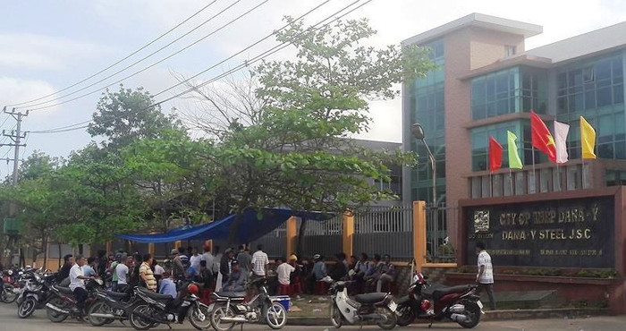 Người dân từng nhiều lần bao vây nhà máy thép vì hoạt động gây ô nhiễm môi trường. Ảnh: AN