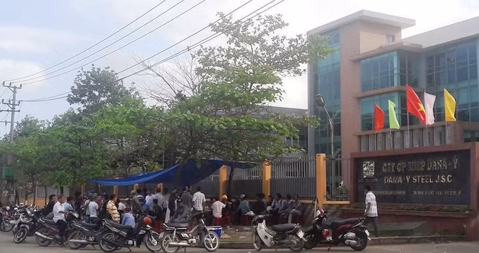 Người dân từng nhiều lần bao vây nhà máy thép vì hoạt động gây ô nhiễm môi trường. Ảnh: AN