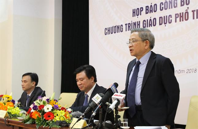 Giáo sư Nguyễn Minh Thuyết, Tổng Chủ biên chương trình giáo dục phổ thông mới trong buổi họp báo ngày 27/12/2018 công bố chương trình giáo dục phổ thông mới (ảnh: moet.gov.vn)