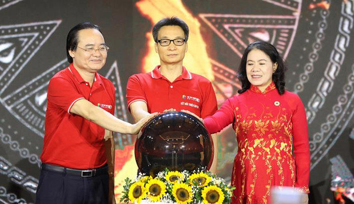 Phó Thủ tưởng Vũ Đức Đam, Bộ trưởng Phùng Xuân Nhạ và đại diện Hội chữ thập đỏ Việt Nam thực hiện nghi thức ra mắt các nền tảng công nghệ (ảnh: Bộ Giáo dục và Đào tạo) Phó Thủ tưởng Vũ Đức Đam, Bộ trưởng Phùng Xuân Nhạ và đại diện Hội chữ thập đỏ Việt Nam thực hiện nghi thức ra mắt các nền tảng công nghệ (ảnh: Bộ Giáo dục và Đào tạo)