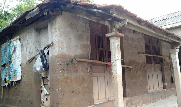 Ngôi nhà vốn đã dột nát càng tan hoang, trống trơn sau trận lũ (Ảnh: cô Nhi cung cấp) Ngôi nhà vốn đã dột nát càng tan hoang, trống trơn sau trận lũ (Ảnh: cô Nhi cung cấp)