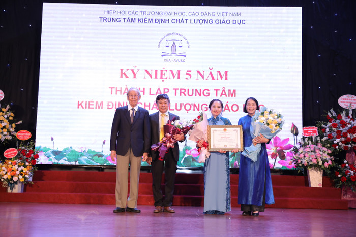 Giáo sư Trần Hồng Quân – Chủ tịch Hiệp hội Các trường đại học, cao đẳng Việt Nam trao bằng khen cho Trung tâm kiểm định chất lượng giáo dục trực thuộc Hiệp hội nhân dịp kỉ niệm 5 năm thành lập (ảnh: Thùy Linh) Giáo sư Trần Hồng Quân – Chủ tịch Hiệp hội Các trường đại học, cao đẳng Việt Nam trao bằng khen cho Trung tâm kiểm định chất lượng giáo dục trực thuộc Hiệp hội nhân dịp kỉ niệm 5 năm thành lập (ảnh: Thùy Linh)