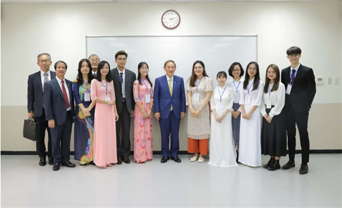 Thủ tướng Nhật Bản Suga Yoshihide đã có trao đổi, trò chuyện trực tiếp với đại diện các sinh viên, học viên của Trường Đại học Việt Nhật (ảnh: Bộ Giáo dục và Đào tạo) Thủ tướng Nhật Bản Suga Yoshihide đã có trao đổi, trò chuyện trực tiếp với đại diện các sinh viên, học viên của Trường Đại học Việt Nhật (ảnh: Bộ Giáo dục và Đào tạo)