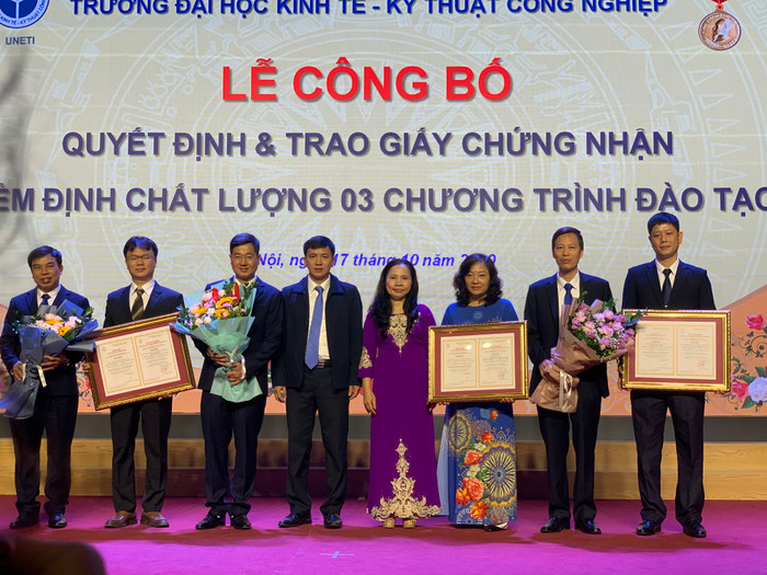 3 chương trình đào tạo của trường Đại học Kinh tế kỹ thuật công nghiệp đạt chuẩn kiểm định được đánh giá từ Trung tâm kiểm định chất lượng giáo dục - Hiệp hội Các trường đại học, cao đẳng Việt Nam (ảnh: Thùy Linh) 3 chương trình đào tạo của trường Đại học Kinh tế kỹ thuật công nghiệp đạt chuẩn kiểm định được đánh giá từ Trung tâm kiểm định chất lượng giáo dục - Hiệp hội Các trường đại học, cao đẳng Việt Nam (ảnh: Thùy Linh)