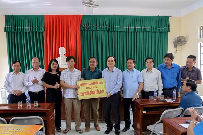 Bộ trường Phùng Xuân Nhạ trao tặng ủng hộ của Bộ Giáo dục và Đào tạo và Công đoàn Giáo dục Việt Nam cho ngành Giáo dục tỉnh Hà Tĩnh (ảnh: moet.gov.vn)