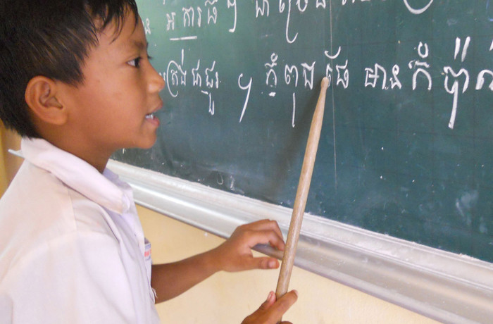 Học sinh Khơ Me học chữ. Ảnh: Congthuong.vn Học sinh Khơ Me học chữ. Ảnh: Congthuong.vn