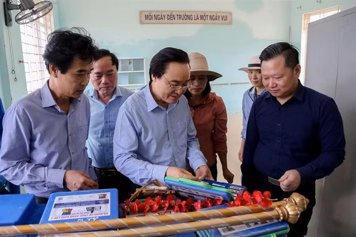 Bộ trưởng Phùng Xuân Nhạ kiểm tra những đồ dùng học tập còn sót lại tại Trường Tiểu học Hàm Ninh (ảnh: moet.gov.vn)