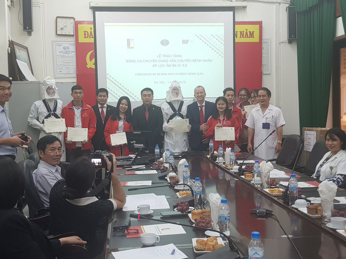 Quang cảnh buổi lễ trao tặng Quang cảnh buổi lễ trao tặng