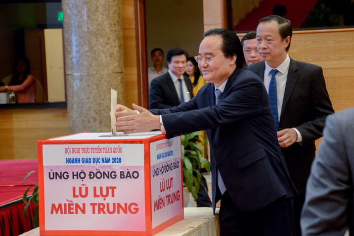 Bộ trưởng Phùng Xuân Nhạ kêu gọi ủng hộ thầy và trò miền Trung (ảnh: Bộ Giáo dục và Đào tạo) Bộ trưởng Phùng Xuân Nhạ kêu gọi ủng hộ thầy và trò miền Trung (ảnh: Bộ Giáo dục và Đào tạo)
