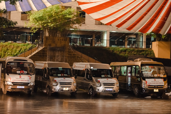 5h sáng 28/10, thầy Hiệu trưởng Nguyễn Xuân Khang đã xuống sân trường, động viên và chia tay đoàn xe tải chở nhu yếu phẩm khởi hành đi cứu trợ miền Trung. 5h sáng 28/10, thầy Hiệu trưởng Nguyễn Xuân Khang đã xuống sân trường, động viên và chia tay đoàn xe tải chở nhu yếu phẩm khởi hành đi cứu trợ miền Trung.