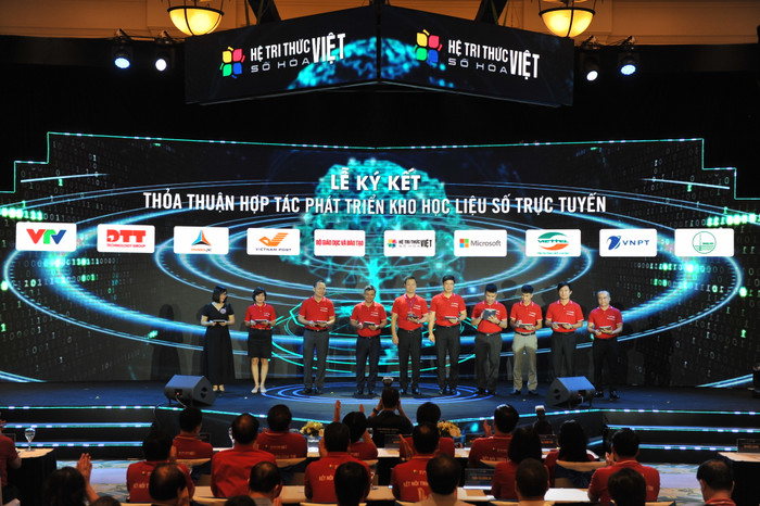 Tại buổi lễ, 10 đơn vị đã ký kết thỏa thuận hợp tác phát triển kho học liệu số trực tuyến (ảnh: Bộ Giáo dục và Đào tạo) Tại buổi lễ, 10 đơn vị đã ký kết thỏa thuận hợp tác phát triển kho học liệu số trực tuyến (ảnh: Bộ Giáo dục và Đào tạo)