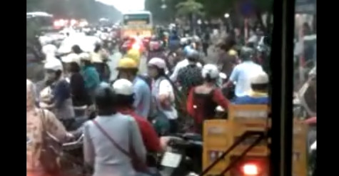 Một cảnh tượng giao thông "nhức mắt" (Ảnh từ video do PV tự quay)