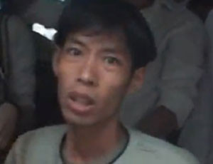 Nét mặt thảng thốt của một hành khách bị móc túi khi lên xe bus Nét mặt thảng thốt của một hành khách bị móc túi khi lên xe bus