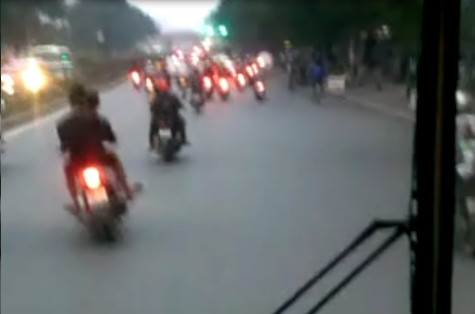 Một cú tạt đầu xe bus (Ảnh từ video do PV tự quay)