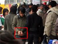 Được sự hỗ trợ của đồng bọn, đối tượng móc túi nhanh chóng phi tang Được sự hỗ trợ của đồng bọn, đối tượng móc túi nhanh chóng phi tang