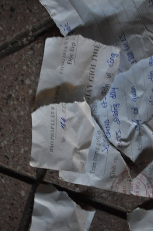 Những mảnh của tờ giấy giới thiệu bị xé tại sảnh tòa nhà Những mảnh của tờ giấy giới thiệu bị xé tại sảnh tòa nhà