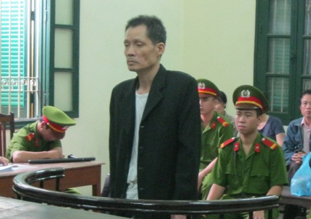 Bị cáo Tuấn trước vành móng ngựa Bị cáo Tuấn trước vành móng ngựa