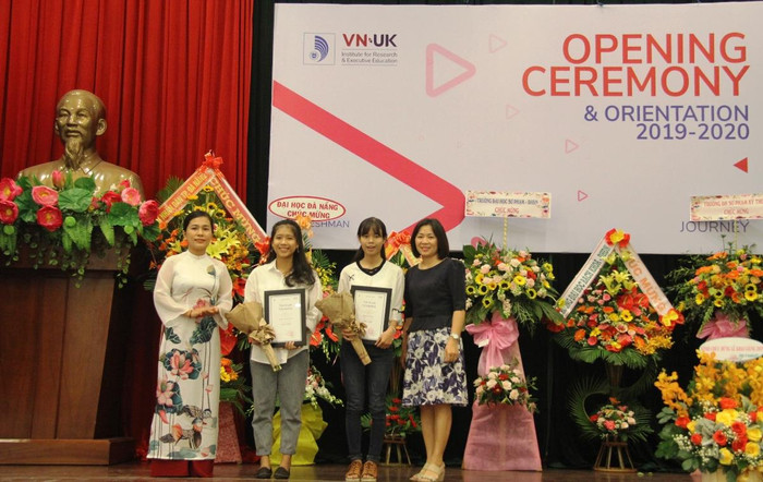 Sinh viên Hoàng Thị Mỹ Linh và Huỳnh Thị Ly vinh dự được nhận học bổng toàn phần của tập đoàn Tate&Lyle. Sinh viên Hoàng Thị Mỹ Linh và Huỳnh Thị Ly vinh dự được nhận học bổng toàn phần của tập đoàn Tate&Lyle.