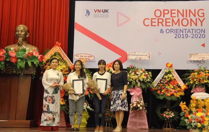 Sinh viên Hoàng Thị Mỹ Linh và Huỳnh Thị Ly vinh dự được nhận học bổng toàn phần của tập đoàn Tate&amp;Lyle.