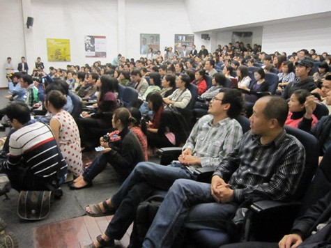 Buổi tọa đàm thu hút đông đảo sự tham gia của các bạn trẻ, và cả các bậc phụ huynh