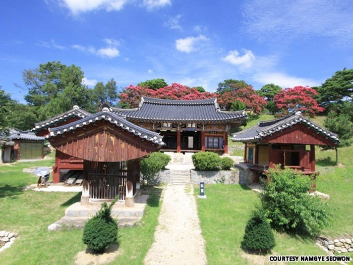 Dodong Seowon ban đầu đươc xây dựng ở phía đông chân núi Biseul năm 1568 nhưng bị cháy rụi trong cuộc xâm lược của Nhật Bản năm 1952. Năm 1605, nó được một học giả Nho giáo xây dựng lại. “Dodong” có nghĩa là “đi về hướng đông”
