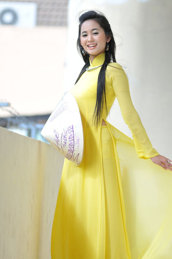 Duyên dáng trong chiếc nón bài thơ...