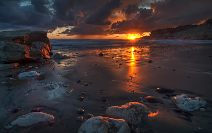 Hoàng hôn ngày trước cơn bão tại bãi biển Kourio, quốc đảo Cyprus. Nikon D90, Tokina AT-X 116 PRO DX f/11. Hoàng hôn ngày trước cơn bão tại bãi biển Kourio, quốc đảo Cyprus. Nikon D90, Tokina AT-X 116 PRO DX f/11.