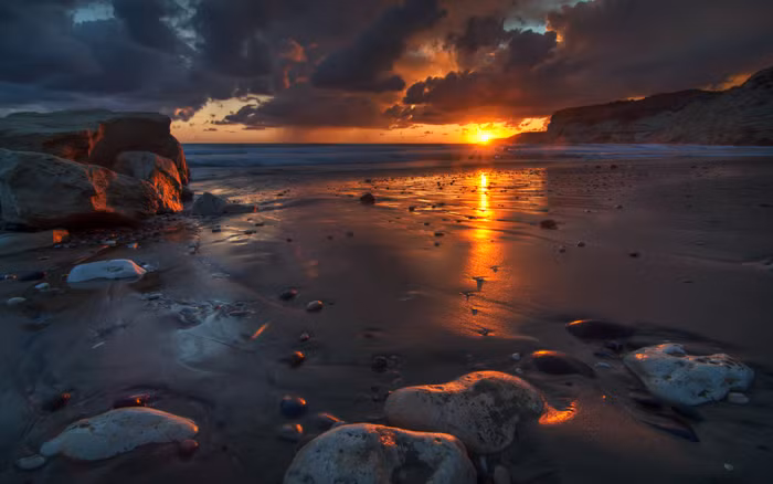 Hoàng hôn ngày trước cơn bão tại bãi biển Kourio, quốc đảo Cyprus. Nikon D90, Tokina AT-X 116 PRO DX f/11.