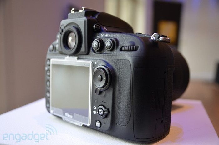 D800 sẽ có 2 phiên bản, D800 với giá $3000 đô Mỹ và D800E với khả năng chụp ảnh độ phân giải thấp tốt hơn có giá $3,300 đô. D800 sẽ có 2 phiên bản, D800 với giá $3000 đô Mỹ và D800E với khả năng chụp ảnh độ phân giải thấp tốt hơn có giá $3,300 đô.