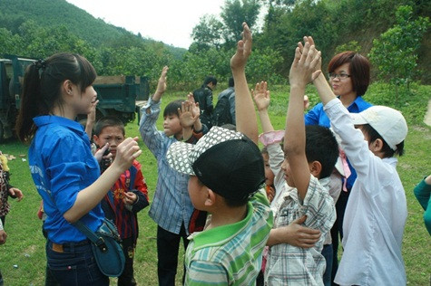 Các em nhỏ hào hứng tham gia trò chơi do các anh chị tổ chức Các em nhỏ hào hứng tham gia trò chơi do các anh chị tổ chức