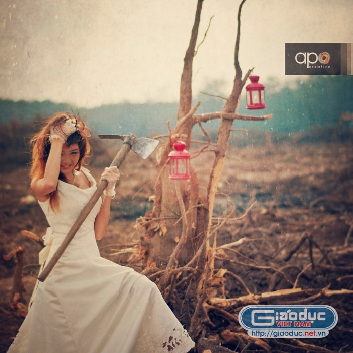 Lily Luta chọn những chiếc váy cưới mang tông màu trắng tinh khôi và vàng nhạt. Phần ngực áo được đính đá tôn thêm vẻ đẹp kiêu sa. Lily Luta chọn những chiếc váy cưới mang tông màu trắng tinh khôi và vàng nhạt. Phần ngực áo được đính đá tôn thêm vẻ đẹp kiêu sa.