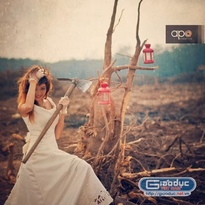 Lily Luta chọn những chiếc váy cưới mang tông màu trắng tinh khôi và vàng nhạt. Phần ngực áo được đính đá tôn thêm vẻ đẹp kiêu sa.