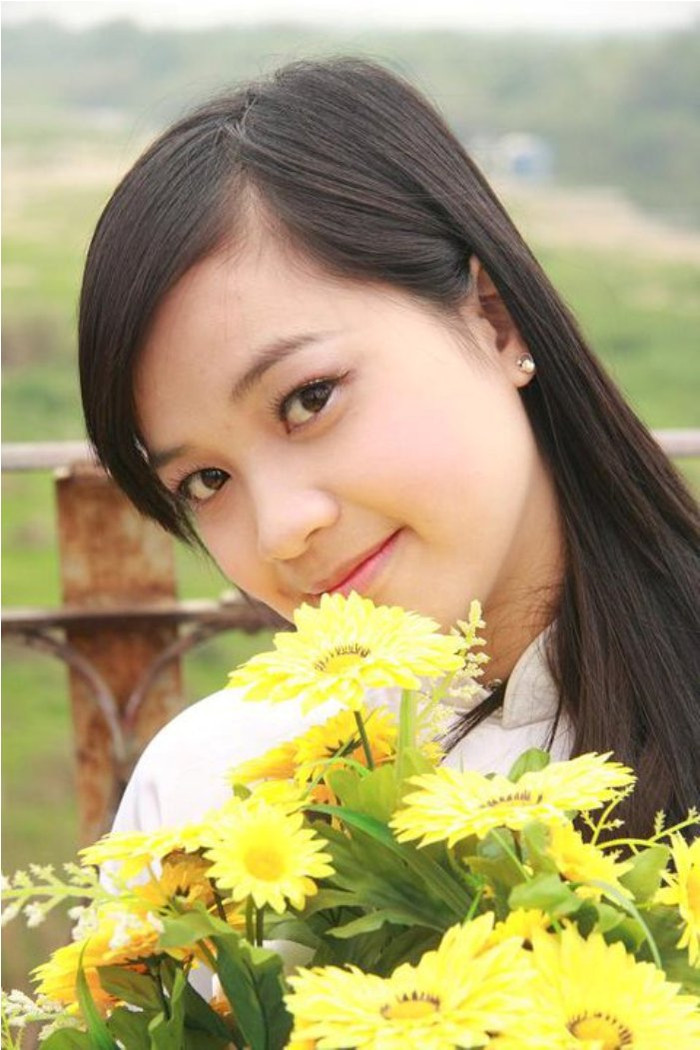 Bảy năm liền dưới mái trường THCS và THPT Đinh Nhung đều đạt danh hiệu học sinh giỏi Văn các cấp. Bước vào Đại học, thành tích của bạn còn đáng nể hơn với bốn năm liền “tậu” học bổng của trường. Bảy năm liền dưới mái trường THCS và THPT Đinh Nhung đều đạt danh hiệu học sinh giỏi Văn các cấp. Bước vào Đại học, thành tích của bạn còn đáng nể hơn với bốn năm liền “tậu” học bổng của trường.