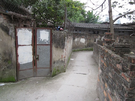 Lối đi quá hẹp chỉ đủ cho một chiếc xe máy