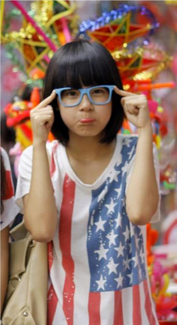 Phương Anh thường vẽ những bức tranh rực rỡ màu sắc như cầu vồng, chùm bóng bay vì bạn coi cuộc sống là một bảng màu sắc. Phương Anh thường vẽ những bức tranh rực rỡ màu sắc như cầu vồng, chùm bóng bay vì bạn coi cuộc sống là một bảng màu sắc.