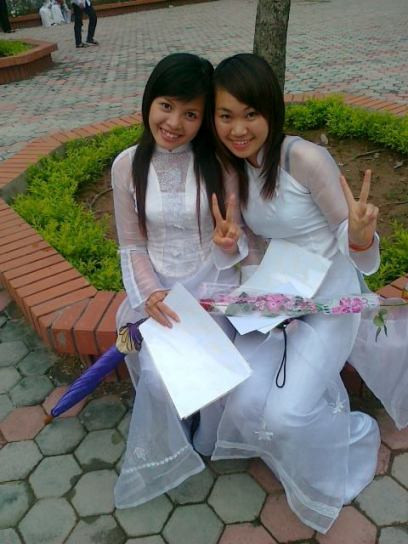 Trần Thị Loan (bên trái) cùng bạn thân Trần Thị Loan (bên trái) cùng bạn thân