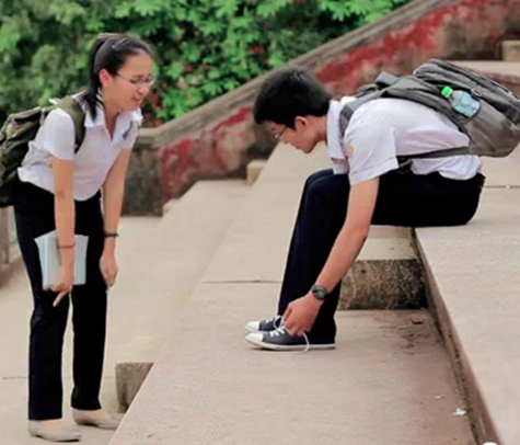 Đôi bạn trong sáng trong đồng phục học sinh (ảnh chụp từ clip)