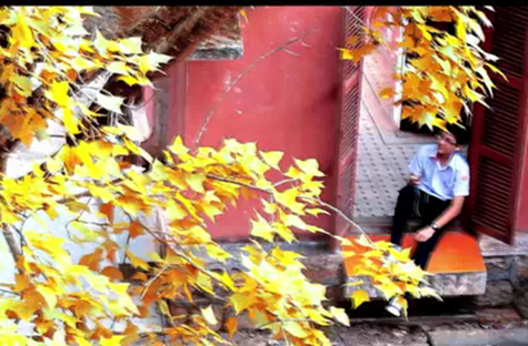 Lá vàng, cảnh thục nên thơ, lãng mạn và cậu bạn ngồi nghe nhạc bên của sổ