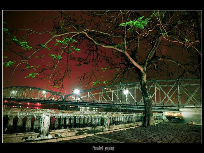 Đứng bên này bờ ngắm cầu Trường Tiền về đêm là một thú vui ngắm đêm của người Huế và bất kỳ ai đến với Huế Đứng bên này bờ ngắm cầu Trường Tiền về đêm là một thú vui ngắm đêm của người Huế và bất kỳ ai đến với Huế