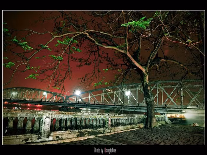 Đứng bên này bờ ngắm cầu Trường Tiền về đêm là một thú vui ngắm đêm của người Huế và bất kỳ ai đến với Huế
