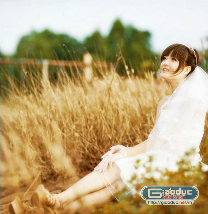 Lily Luta đã diễn đạt trọn cảm xúc đa chiều trong bộ ảnh, có những lúc mỉm cười hạnh phúc Lily Luta đã diễn đạt trọn cảm xúc đa chiều trong bộ ảnh, có những lúc mỉm cười hạnh phúc