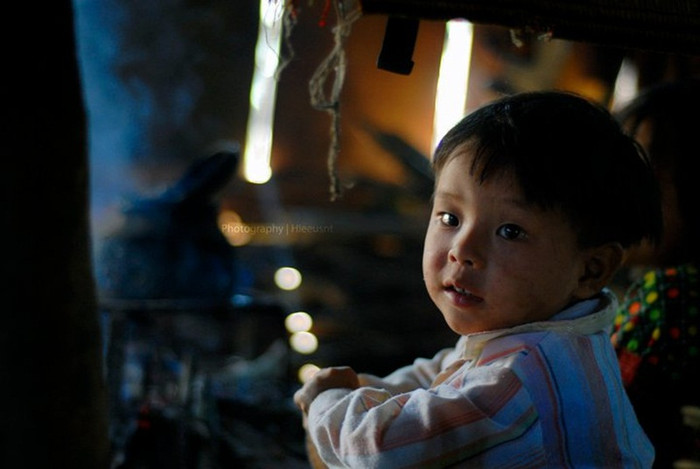 Cái lạnh trên vùng núi Mộc Châu – Sơn La trong những ngày tháng Giêng còn là một thách thức lớn đối với những thanh niên trai tráng, vậy mà những em nhỏ nơi đây vẫn chỉ phong phanh trong manh áo mỏng. Cái lạnh trên vùng núi Mộc Châu – Sơn La trong những ngày tháng Giêng còn là một thách thức lớn đối với những thanh niên trai tráng, vậy mà những em nhỏ nơi đây vẫn chỉ phong phanh trong manh áo mỏng.