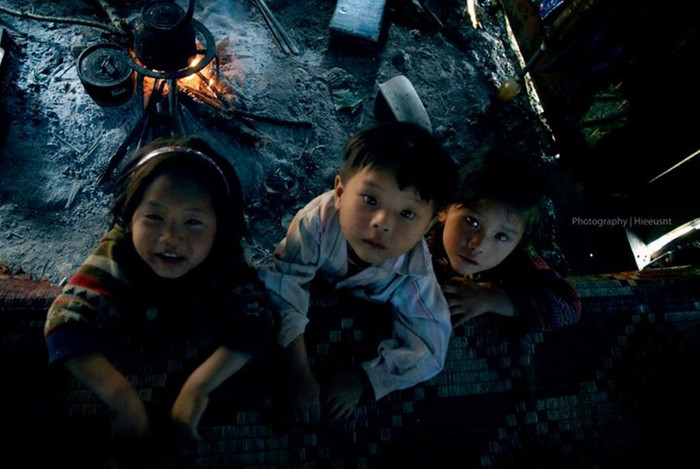 Những ánh mắt thơ ngây cùng hướng về một điều gì đó, nhưng có lẽ trong suy nghĩ của các em đó luôn là những điều hết sức xa vời và luôn khó hiểu Những ánh mắt thơ ngây cùng hướng về một điều gì đó, nhưng có lẽ trong suy nghĩ của các em đó luôn là những điều hết sức xa vời và luôn khó hiểu