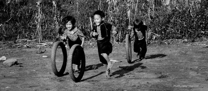 Không có điều kiện tip xúc với những trò chơi hiện đại như trẻ em thành phố. Những đứa trẻ nơi đây tự nghĩ ra trò chơi đua bánh xe vo cùng thú vị. Không có điều kiện tip xúc với những trò chơi hiện đại như trẻ em thành phố. Những đứa trẻ nơi đây tự nghĩ ra trò chơi đua bánh xe vo cùng thú vị.