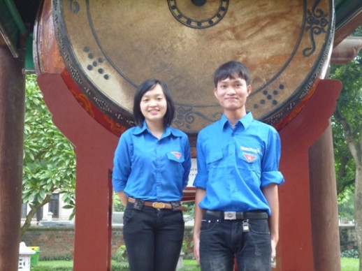 Duy Hiếu (tay phải) trong niềm vui trở thành Thủ khoa Học viện Tài chính