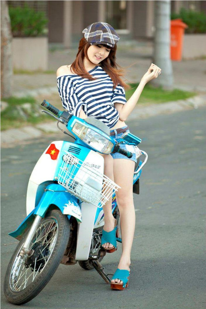 Lilly tâm sự: “Mình rất thích các câu chuyện cổ tích. Đặc biệt là câu chuyện Cô bé quàng khăn đỏ. Sắp tới Lilly chụp bộ cosplay về câu chuyện này”. Lilly tâm sự: “Mình rất thích các câu chuyện cổ tích. Đặc biệt là câu chuyện Cô bé quàng khăn đỏ. Sắp tới Lilly chụp bộ cosplay về câu chuyện này”.