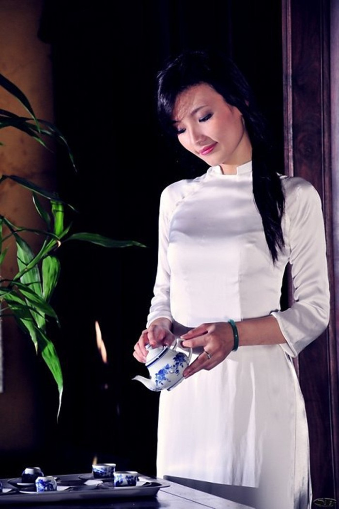 Vẻ đẹp ấy không chỉ bởi dáng áo thướt tha mà còn bởi vẻ đẹp cổ kính của Huế đã tôn nên nét đẹp hài hòa