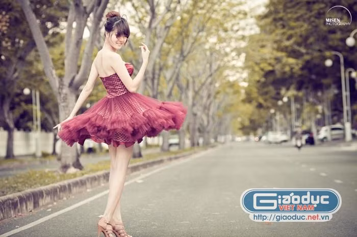 Gam màu đỏ thường được ưa chuộng vào mùa sông, bộ ảnh mang tông màu đỏ chủ đạo của Lily vào mùa hè gợi cảm gác mới mẻ