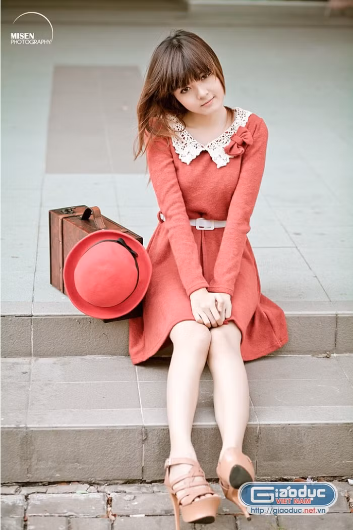 Diện váy đỏ, make up nhẹ nhàng là Lily có thể tự tin dạo phố vào một ngày đẹp trời